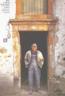 Alexis Lanners sur la porte du moulin vers 1995